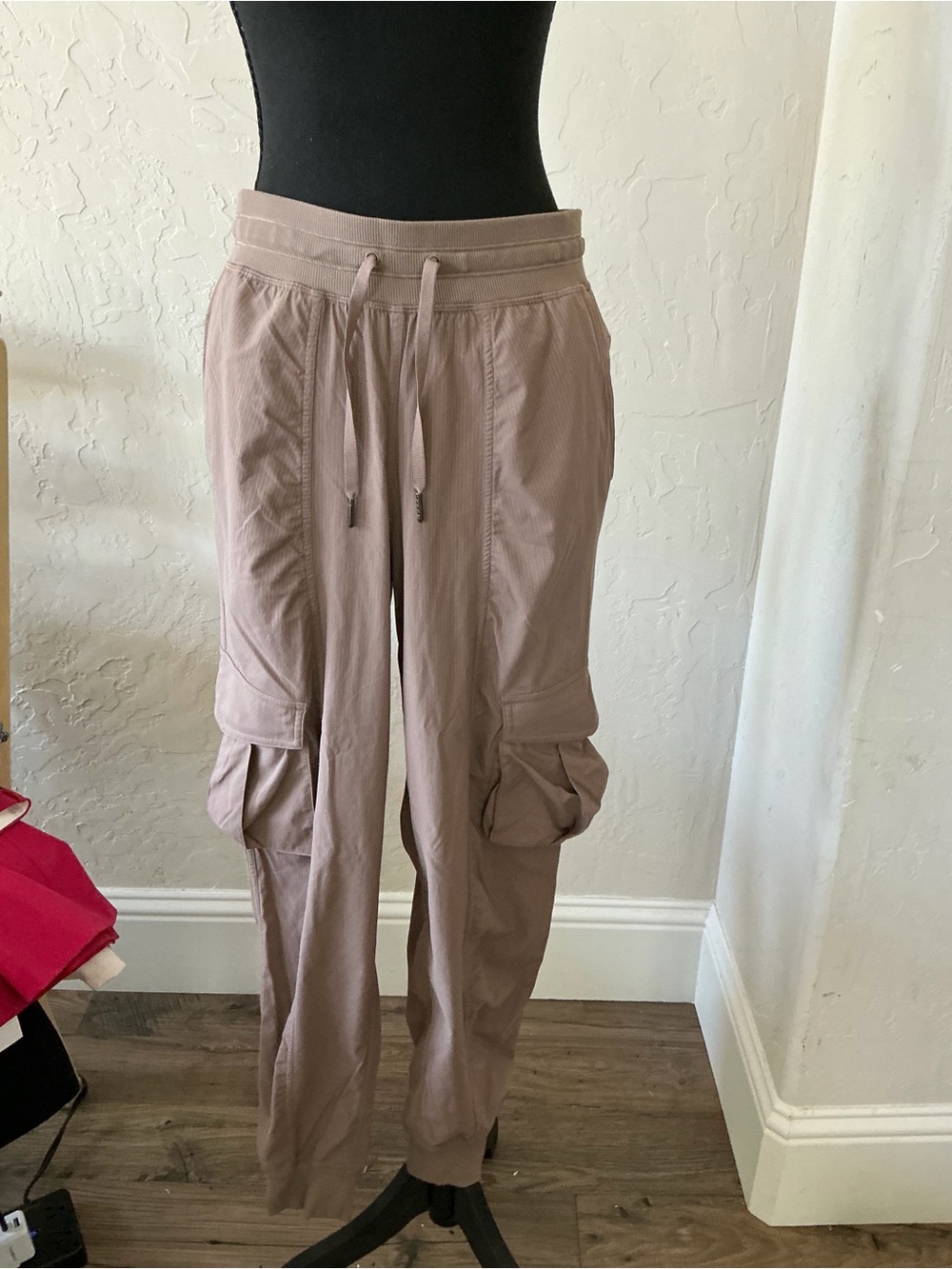 Lululemon Women's Cargo Jogger Pants in Mauve Taupe